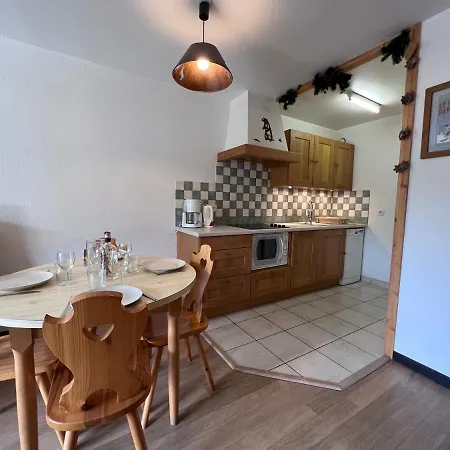 Crystal 14 - Centre Village Apartment *